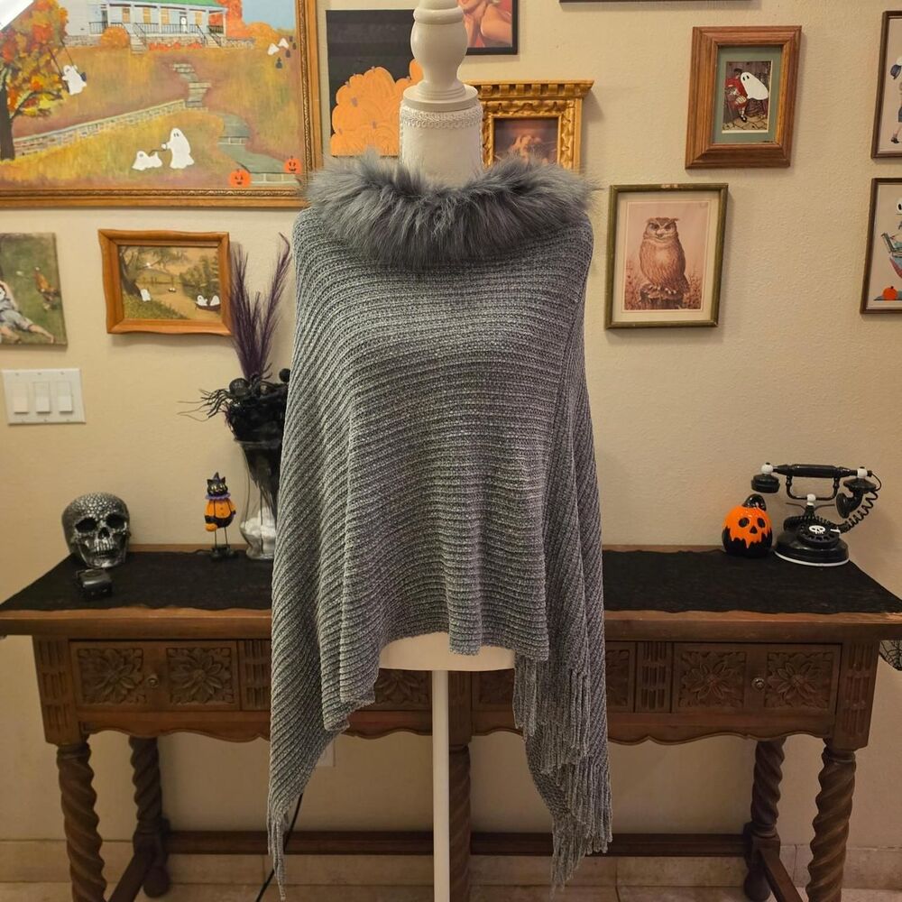 Y2k Gray Soft Knit Poncho With Faux Fur Collar and Fringe